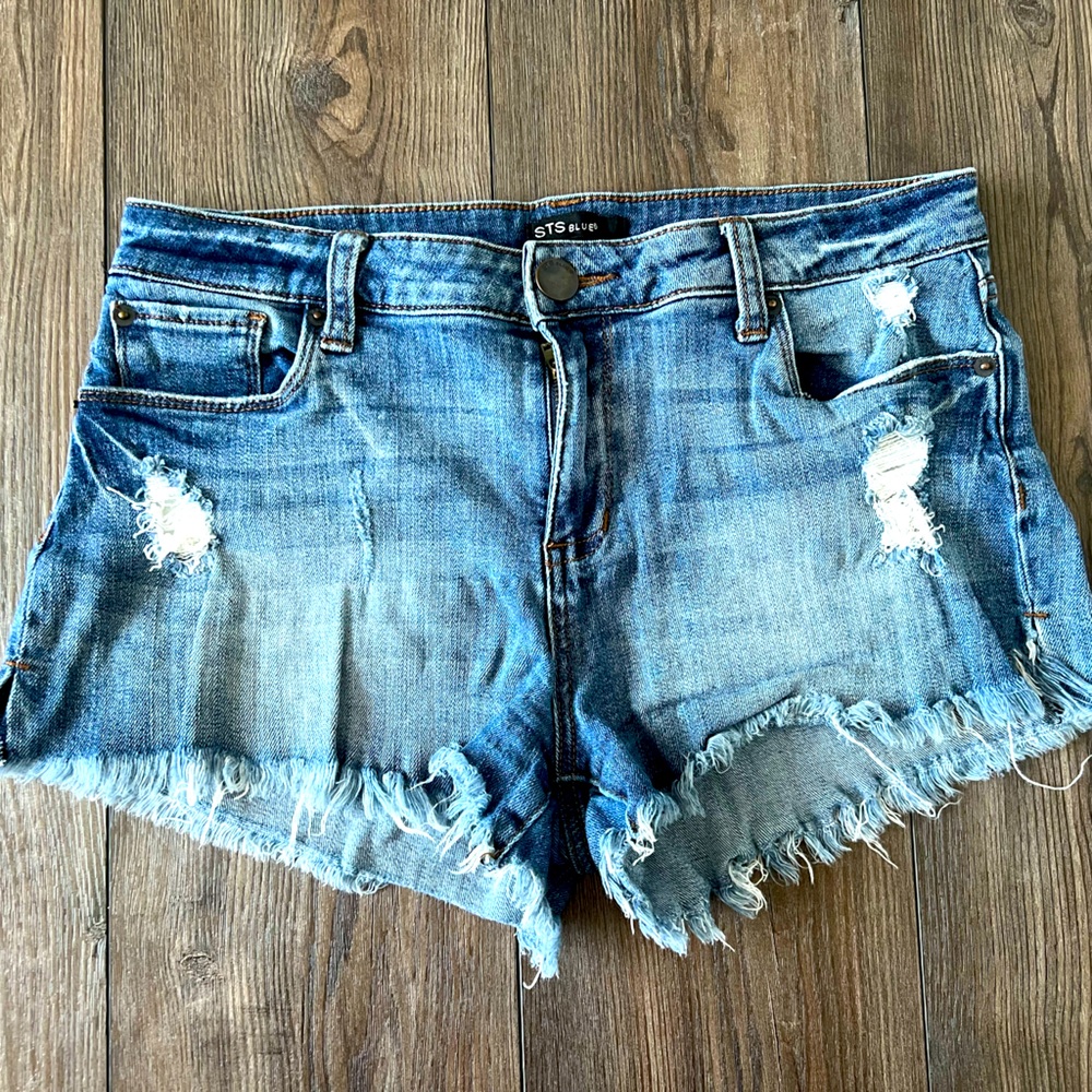 Women’s distressed jean/denim shorts